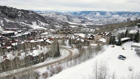 Toma-Aérea-De-Drones-Del-área-De-La-Estación-De-Esquí-En-Aspen,-Colorado-Con-Montañas-En-El-Fondo