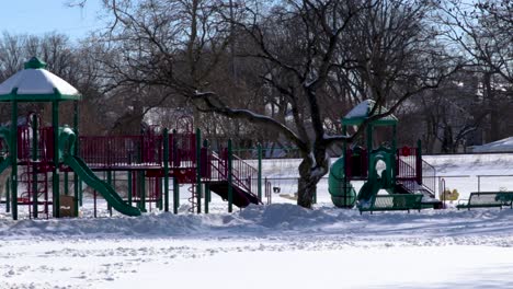 Una-Toma-Amplia-De-Un-Patio-De-Recreo-Público-Vacío-Cubierto-De-Nieve