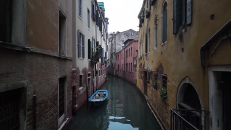 Leerer-Schiffbarer-Kanal-In-Venedig,-Italien,-Am-Frühen-Morgen,-Nachbarschaft-Der-Einheimischen