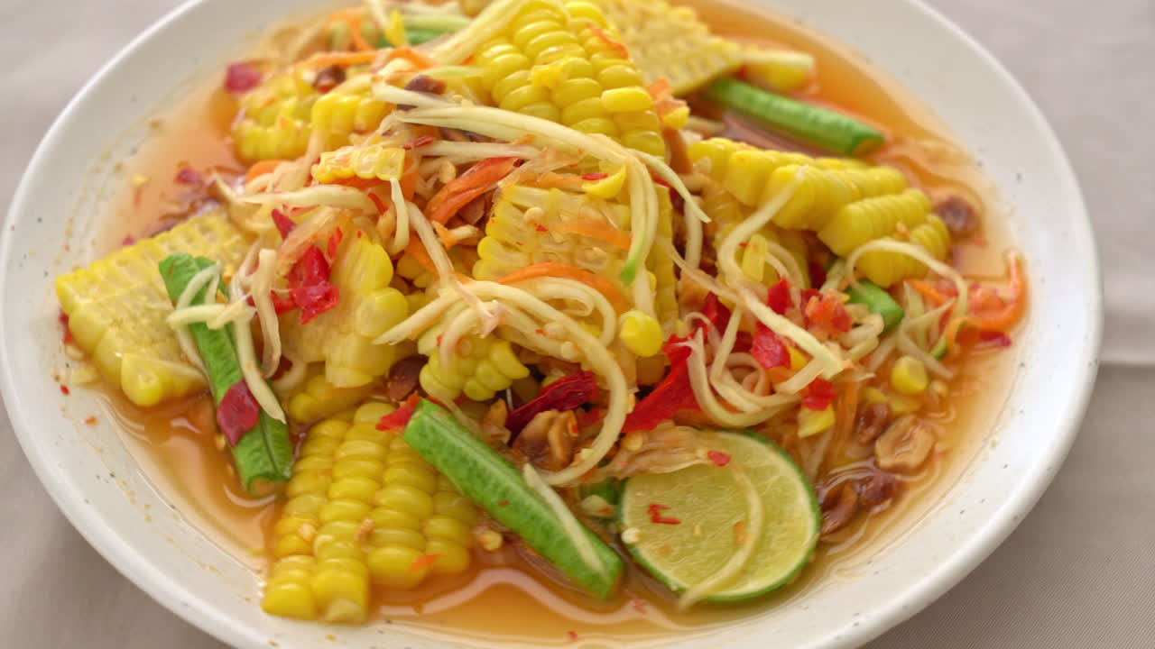 som tum - 옥수수를 곁들인 태국식 매운 파파야 샐러드 - 아시아 음식 스타일