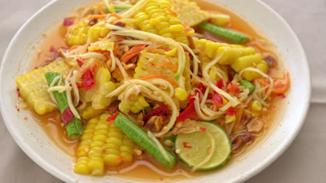 som tum - ensalada de papaya picante tailandesa con maíz - estilo de comida asiática