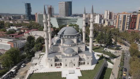 órbitas aéreas mezquita islámica namazgah blanca brillante en tirana, albania