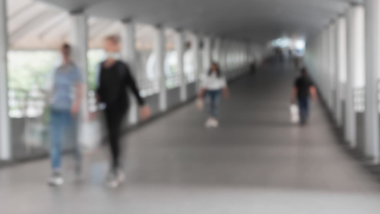 el lapso de tiempo de la multitud en el distrito comercial de asia, borroso de personas caminando por el paseo aéreo.