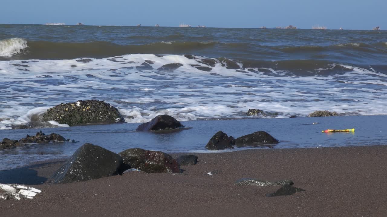 낮에는 해변의 파도