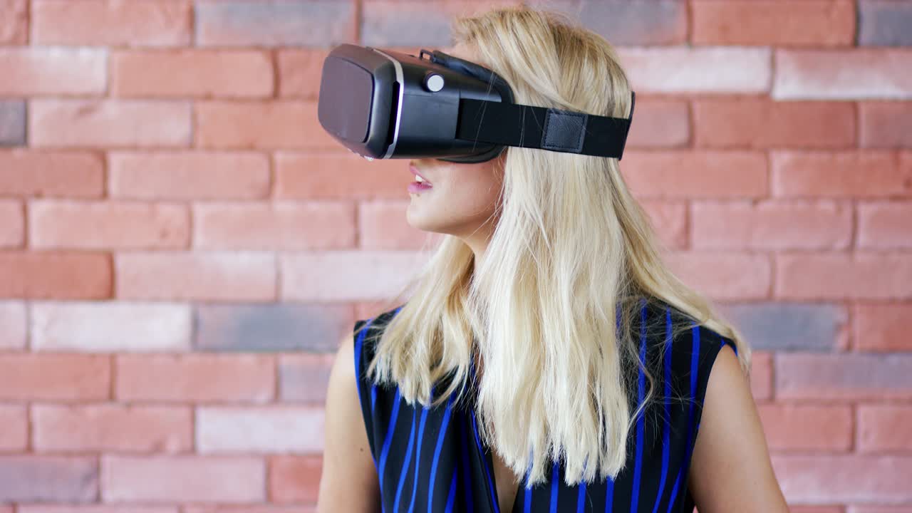 mujer joven en gafas vr