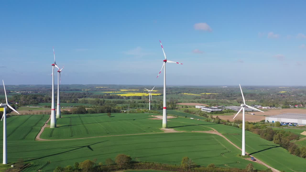 봄과 풍차의 들판 위를 드론 비행