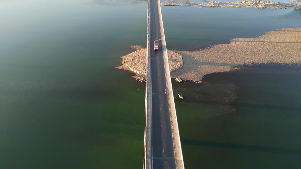 드론은 마디아 프라데시의 나르마다 강 뷰에서 차량을 추적합니다.