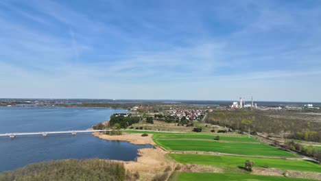 Drohne-über-Dem-Kohlekraftwerk-Konin-In-Polen-Mit-Brücke,-Die-Das-Grüne-Naturschutzgebiet-Verbindet