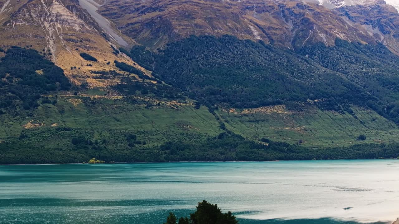 aguas serenas y tranquilas debajo de los pintorescos alpes del sur bosques de glenorchy