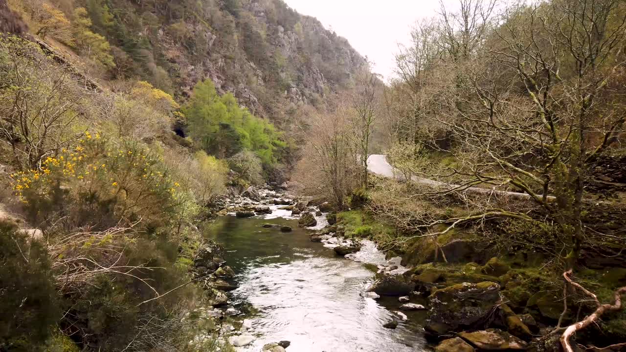 Sentiero pubblico lungo il fiume Glaslyn, vicino a Beddgelert, Galles del Nord, Gwynedd, Parco Nazionale di Snowdonia, Galles, Regno Unito.