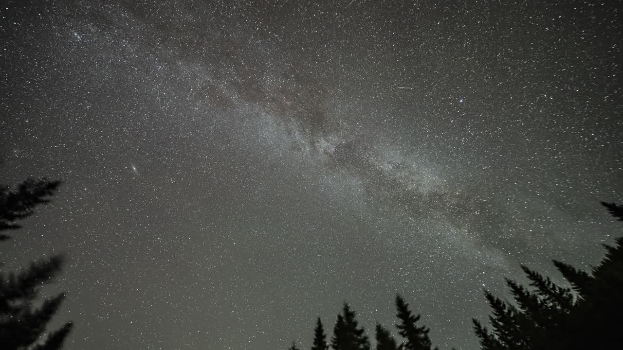 별이 가득한 밤하늘에 있는 은하계
