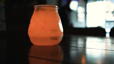 llight en el pub con fútbol de fondo