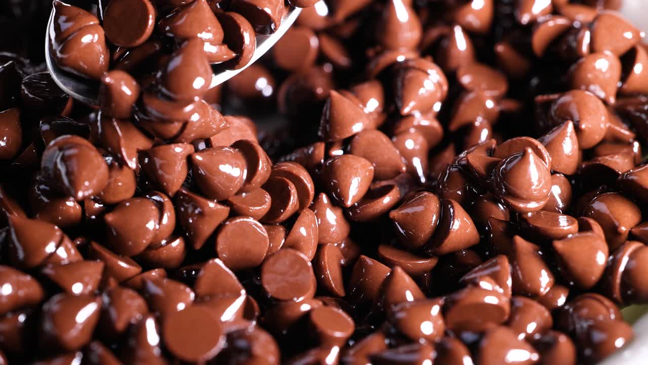 cuchara agitando las papas fritas de chocolate en un tazón
