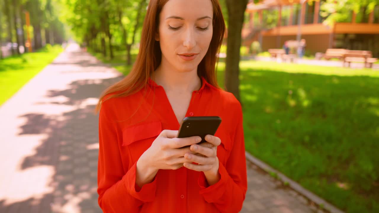ritratto bella donna d'affari che chatta online all'aperto
