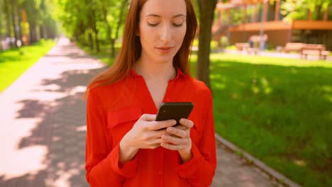 retrato de una hermosa mujer de negocios hablando en línea al aire libre