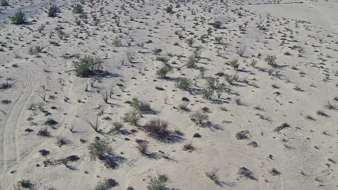 사막 상공을 비행하는 무인 항공기의 전망