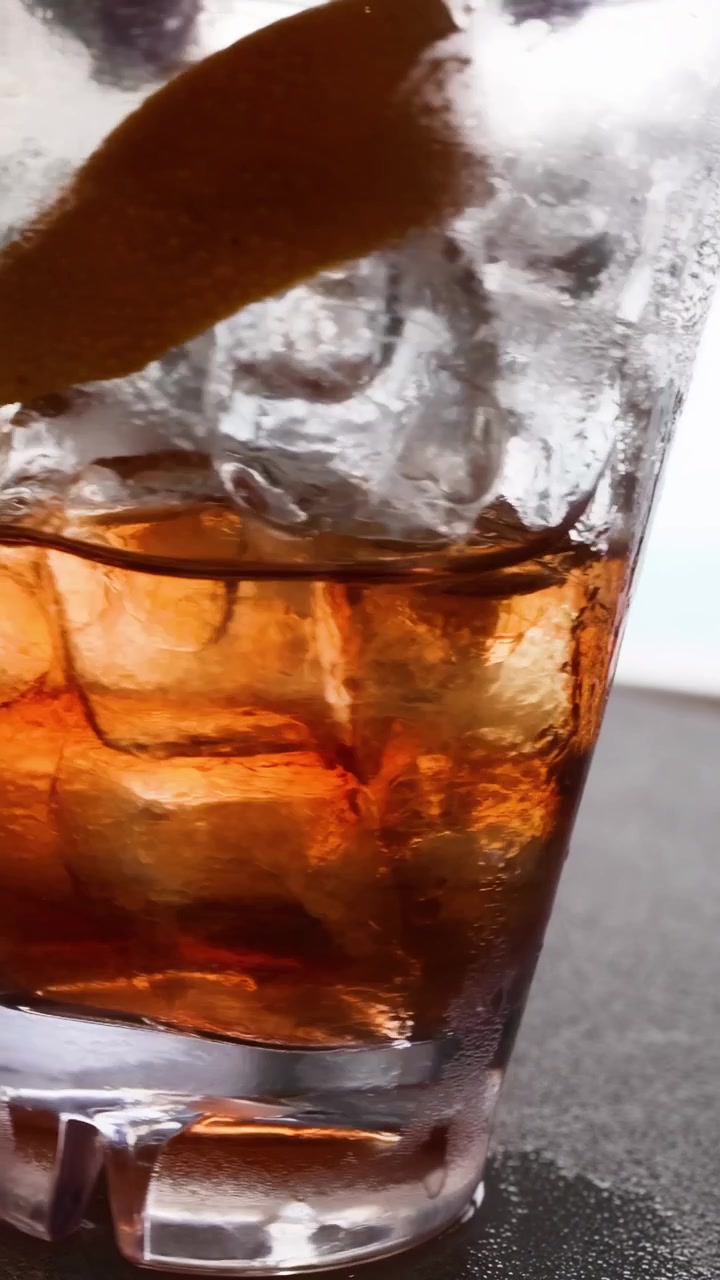 Aperol Spritz in preparazione su un tavolo
