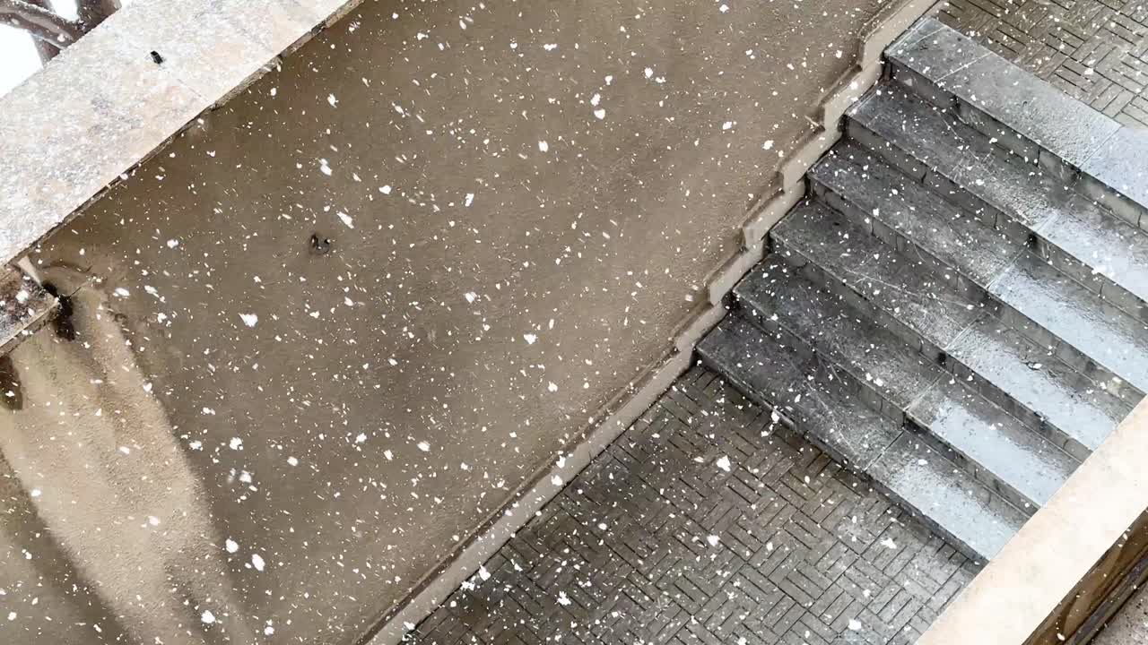 얼음 얼어 붙은 계단 겨울이오고있다 강설량 무거운 눈 조각 도시 집 실제 상태 테헤란이란 도심 도시 풍경 뒤뜰 영상 젖은 바닥 추운 날씨 중동의 사람들 라이프 스타일