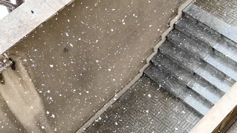 hielo congelado escalera se acerca el invierno nevadas fuertes copos de nieve en la ciudad casa bienes raíces teherán irán centro de la ciudad paisaje urbano patio trasero imágenes piso mojado clima frío gente estilo de vida en medio oriente