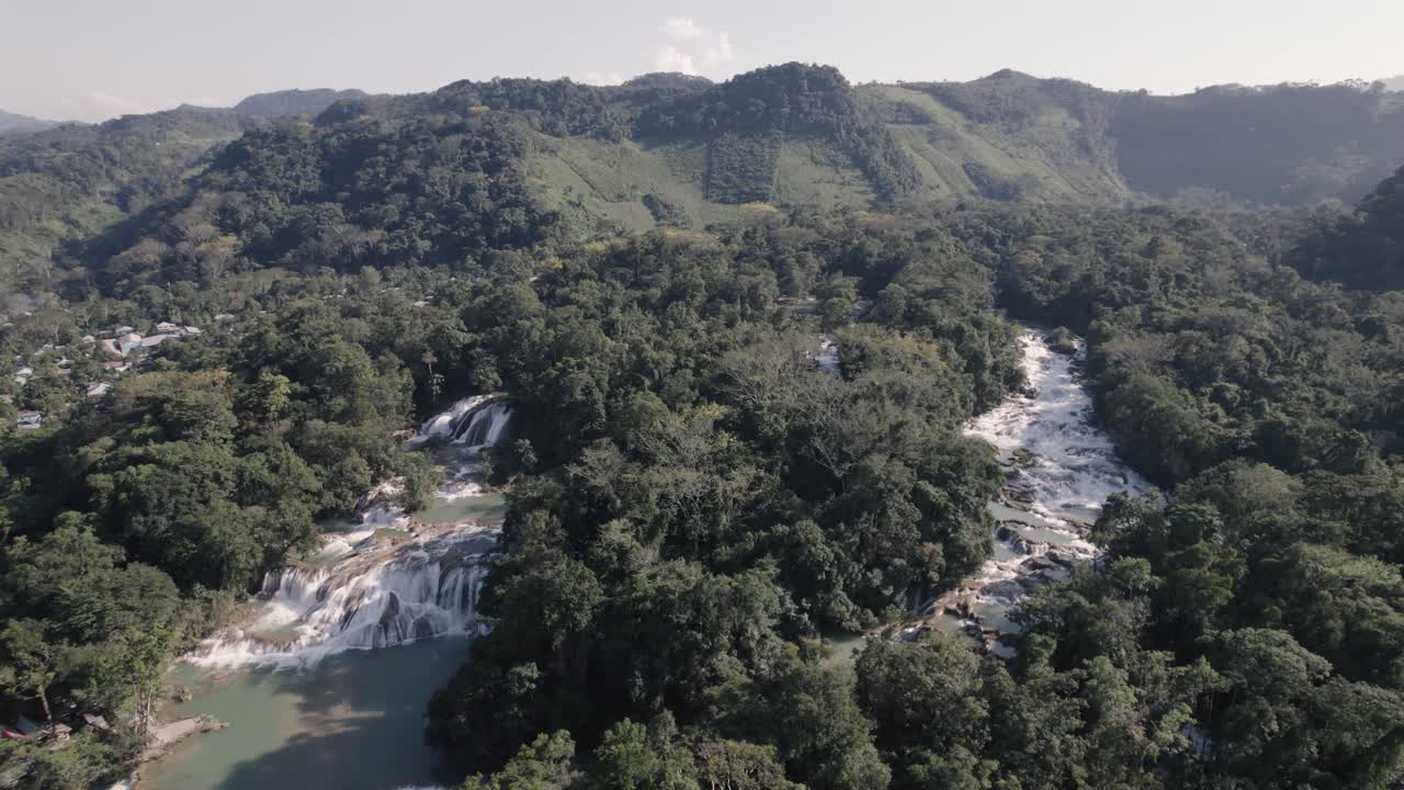 bosque denso, río xanil y cascadas de agua azul en tumbalá, chiapas, méxico