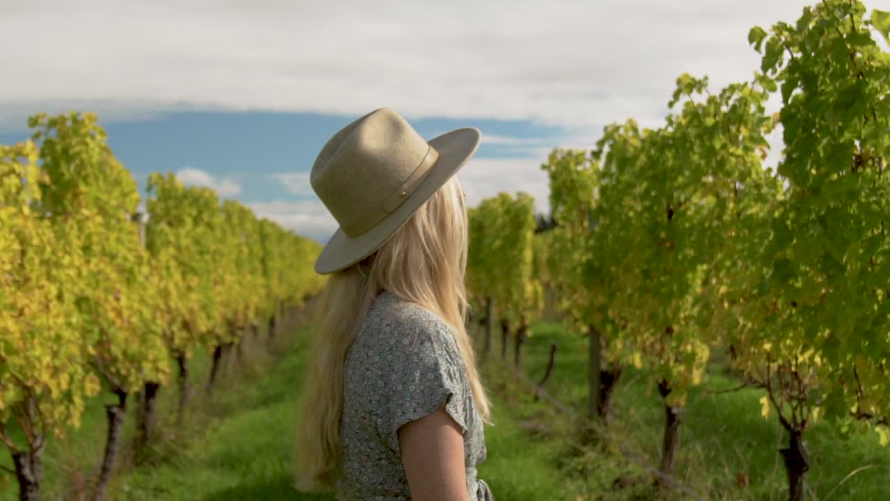 Primo piano di una ragazza che ammira il vigneto durante un tour di degustazione vini.