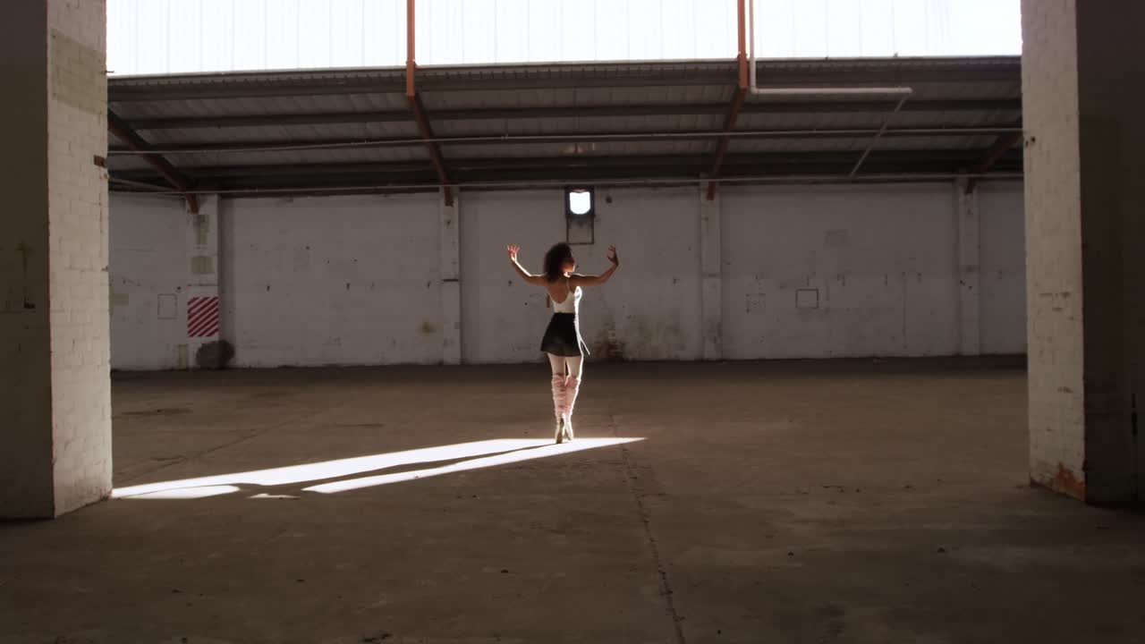 bailarina en un almacén vacío