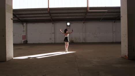 bailarina en un almacén vacío