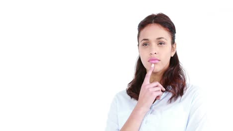 mujer pensativa señalando hacia arriba