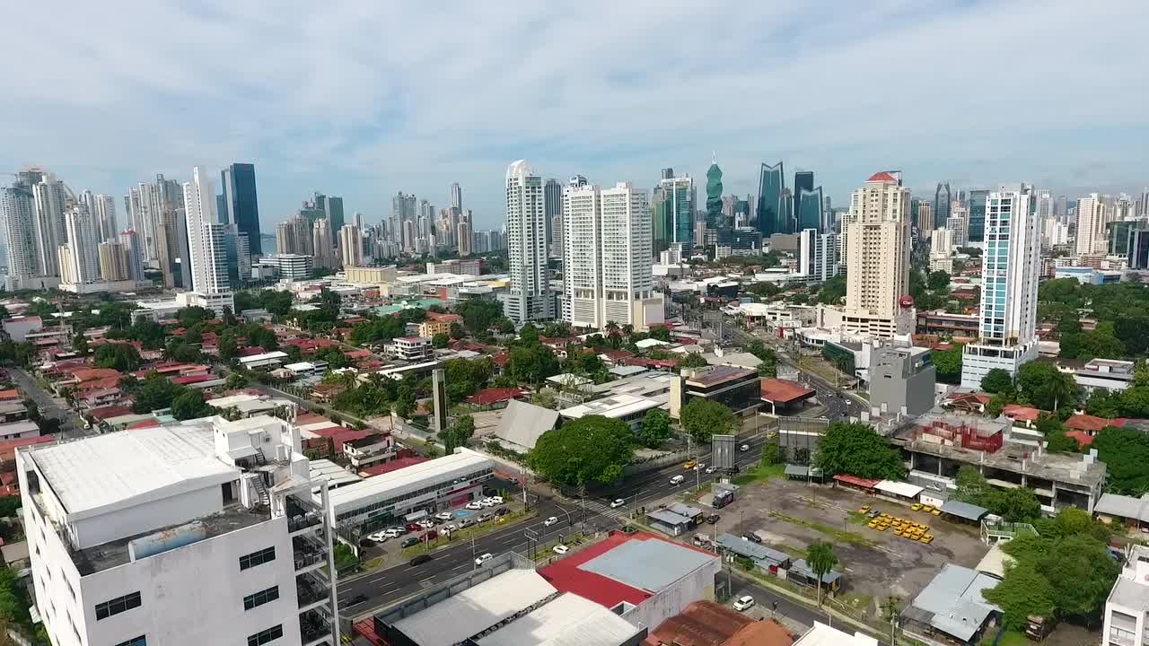 Riprese aeree con drone: contrasto tra la vecchia zona residenziale e gli edifici moderni a Panama City