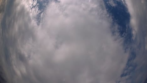 cielo azul y capa de nubes moviéndose en una hermosa tarde soleada