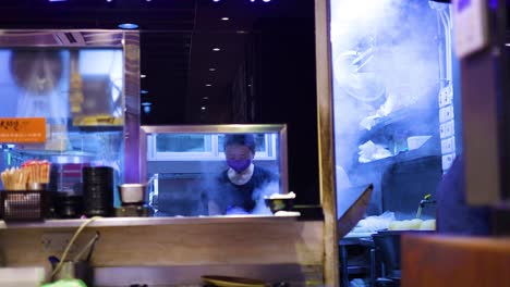 chef preparando comida en una cocina bulliciosa