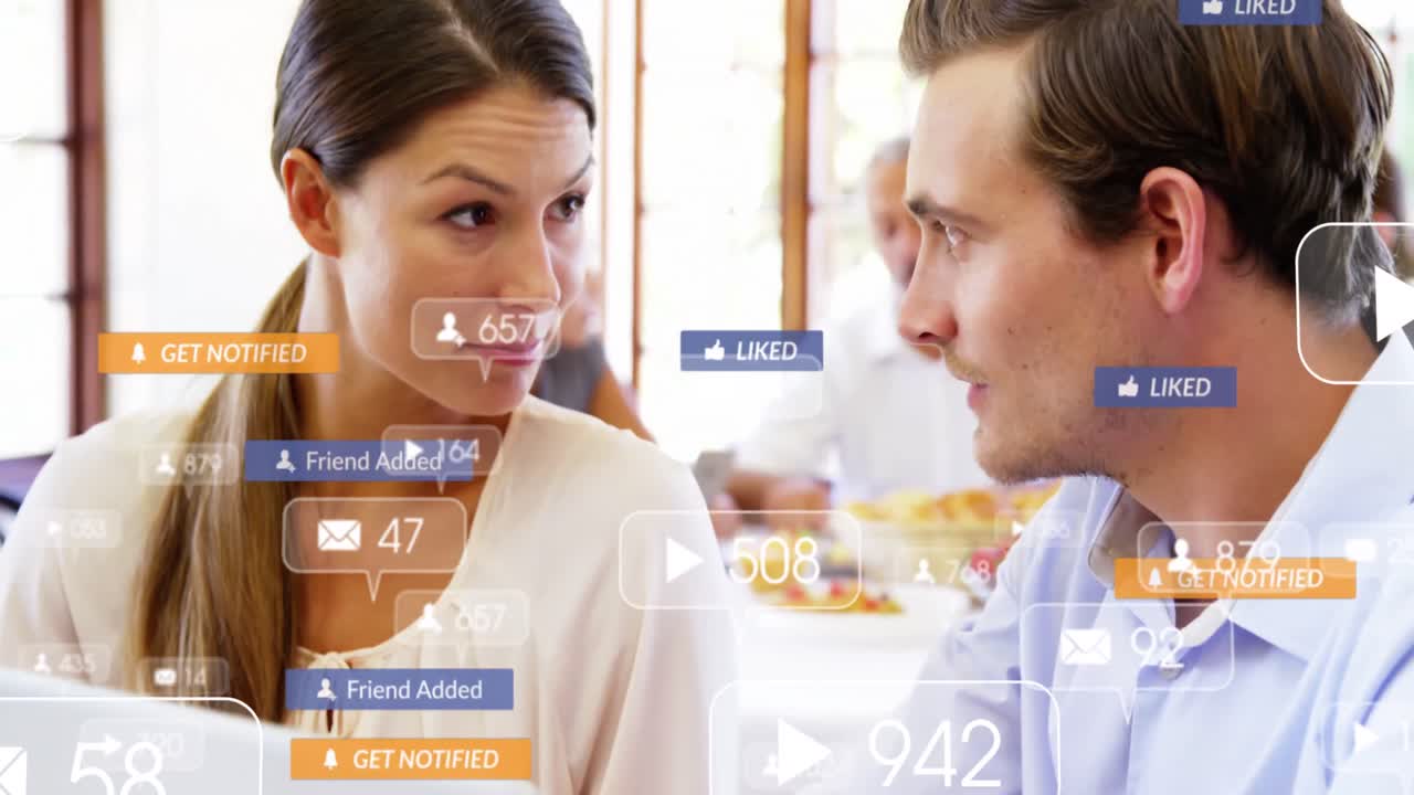animación de iconos de notificación con números cambiantes sobre colegas caucásicos que planean sobre computadora portátil