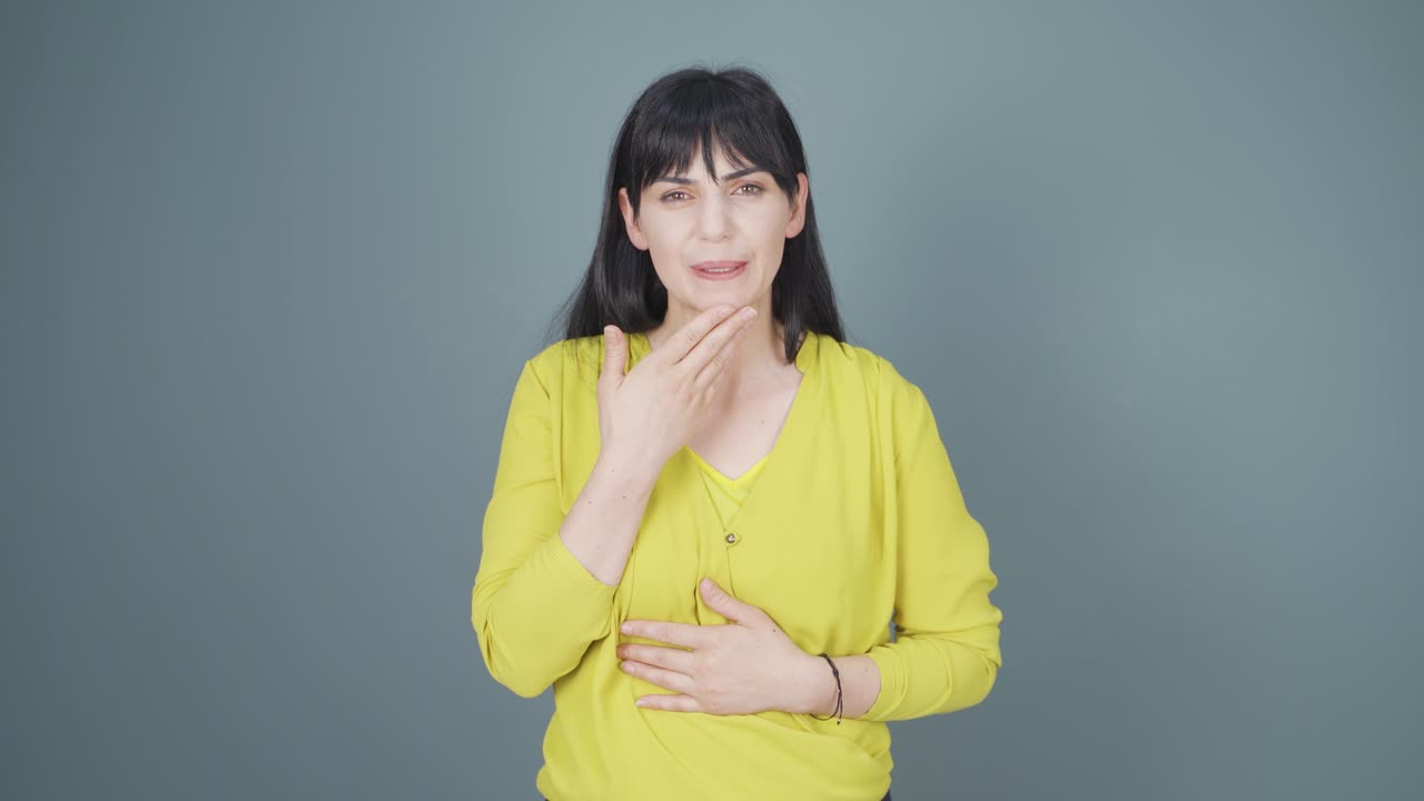 una mujer emocionada.