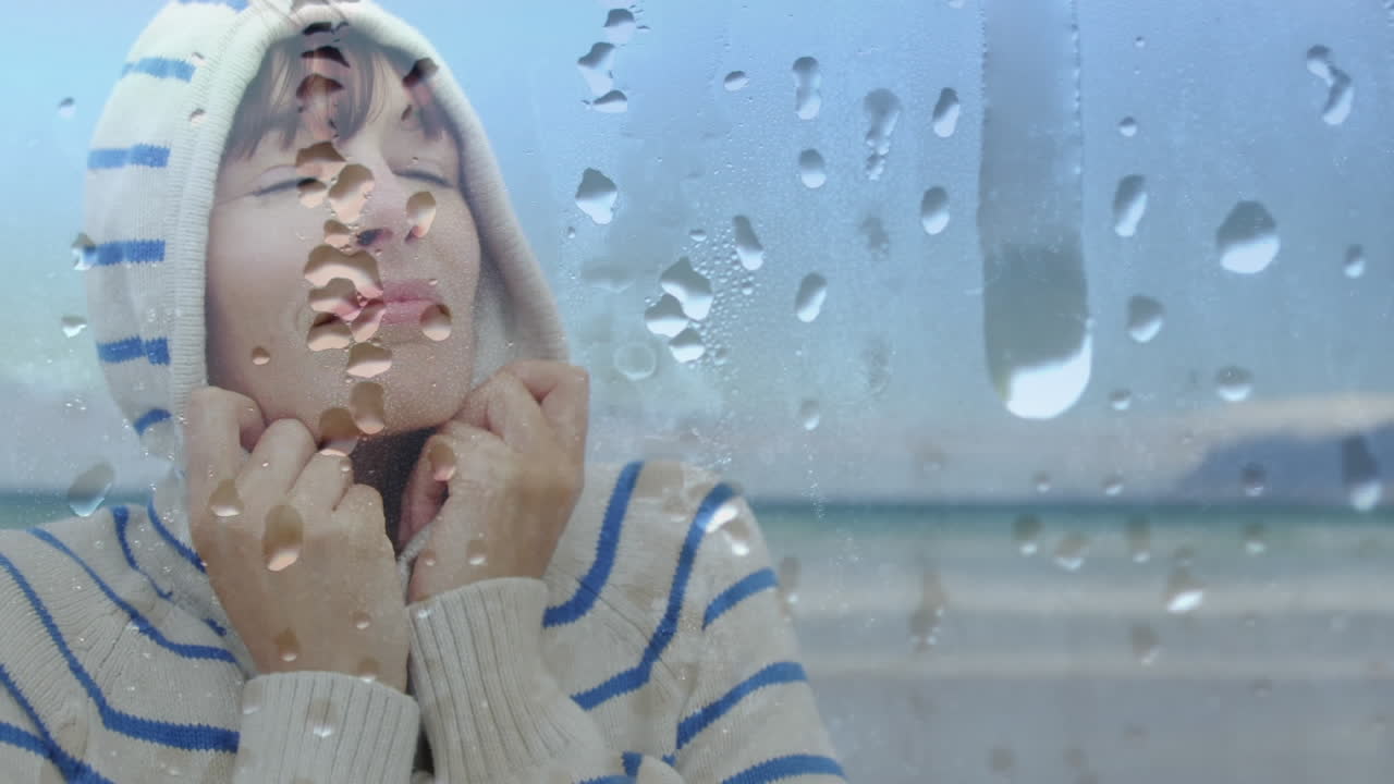 후디 를 입은 여자 가 따뜻 해지고 있다