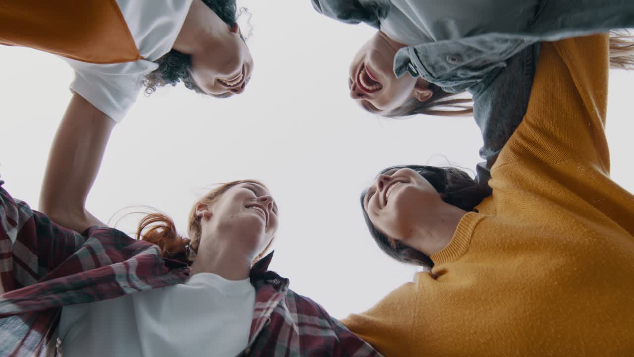 여자 친구 들 의 그룹 이 야외 에서 재미 를 느끼고 있다