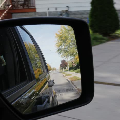 conduciendo en una pequeña ciudad americana típica