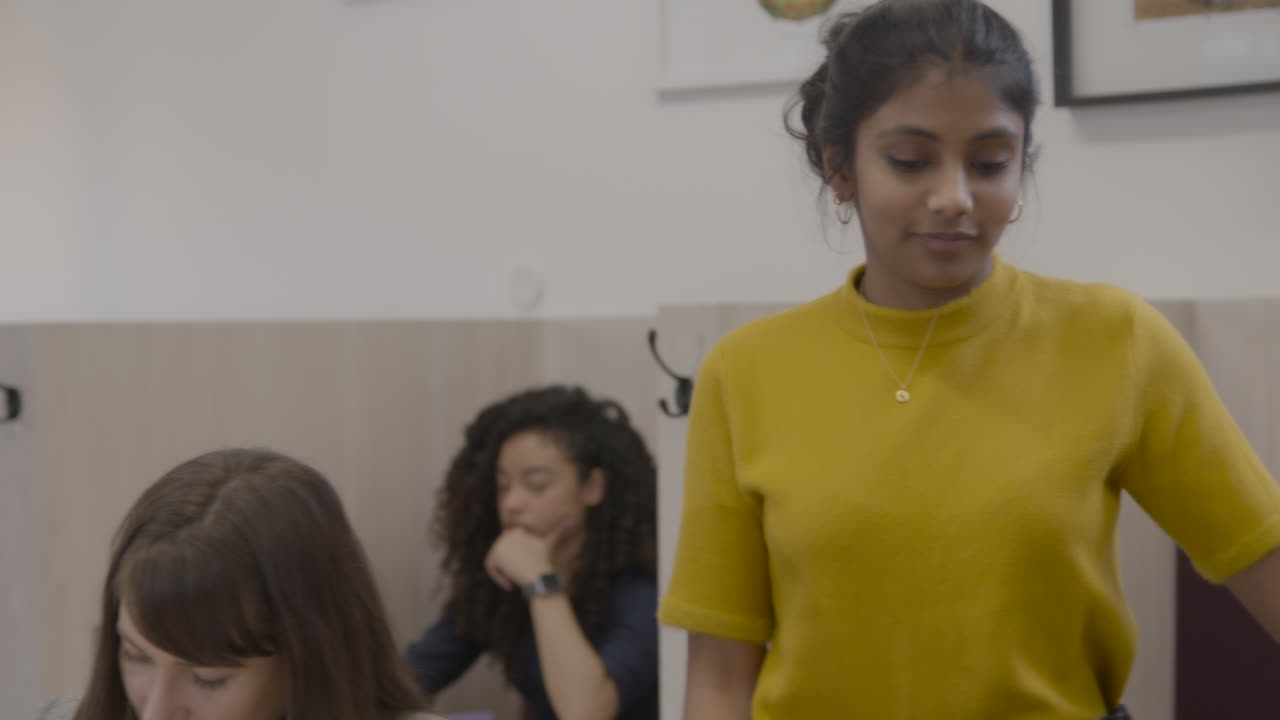 책상으로 돌아가는 사업가