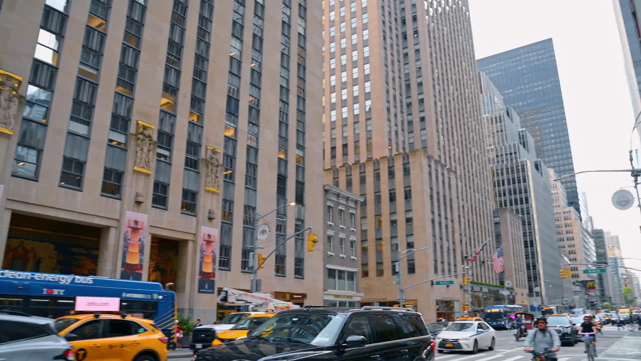 Nueva York, EE. UU., 16 de julio de 2025: el Radio City Music Hall con taxis amarillos. El famoso Radio City Music Hall en Nueva York con taxis amarillos circulando frente al edificio.