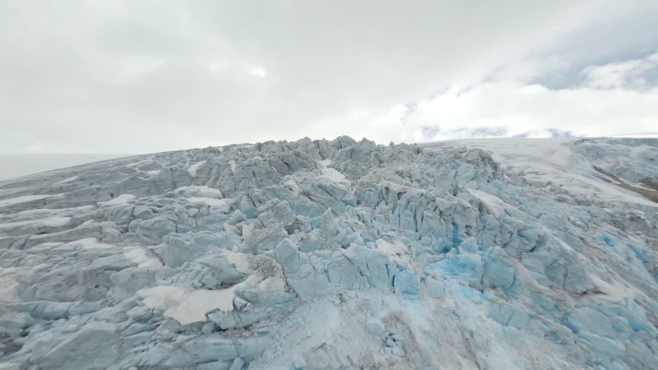 흐린 날 노르웨이 부아르브린(buarbreen)의 거대한 얼음 빙하 풍경 위로 공중 비행