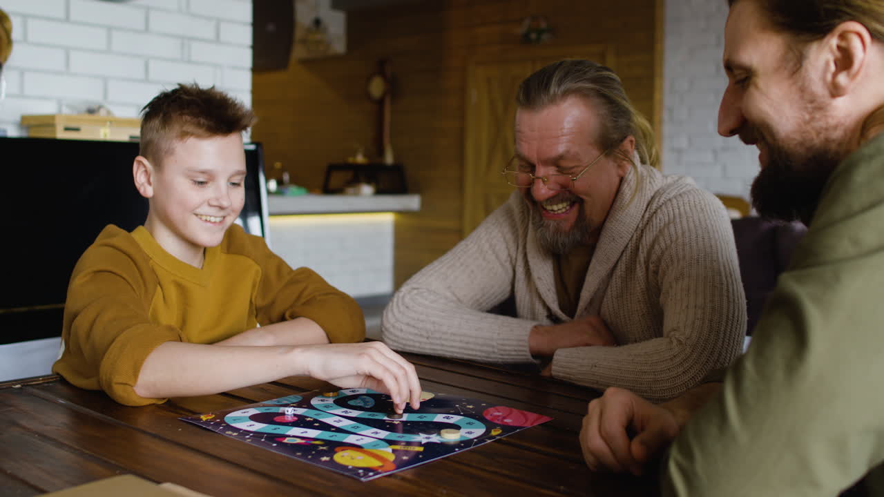 hombres caucásicos y niño en la sala de estar