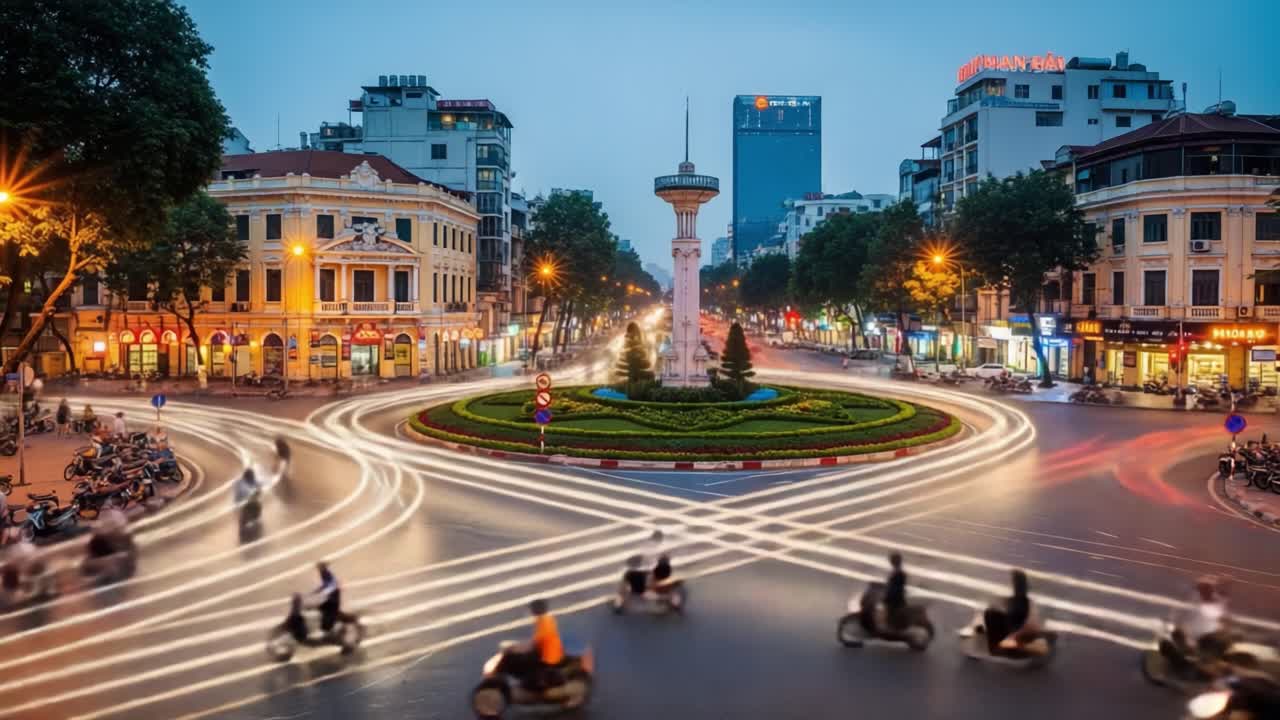 Dynamic Night Scene of a Hanoi Roundabout with Light Trails