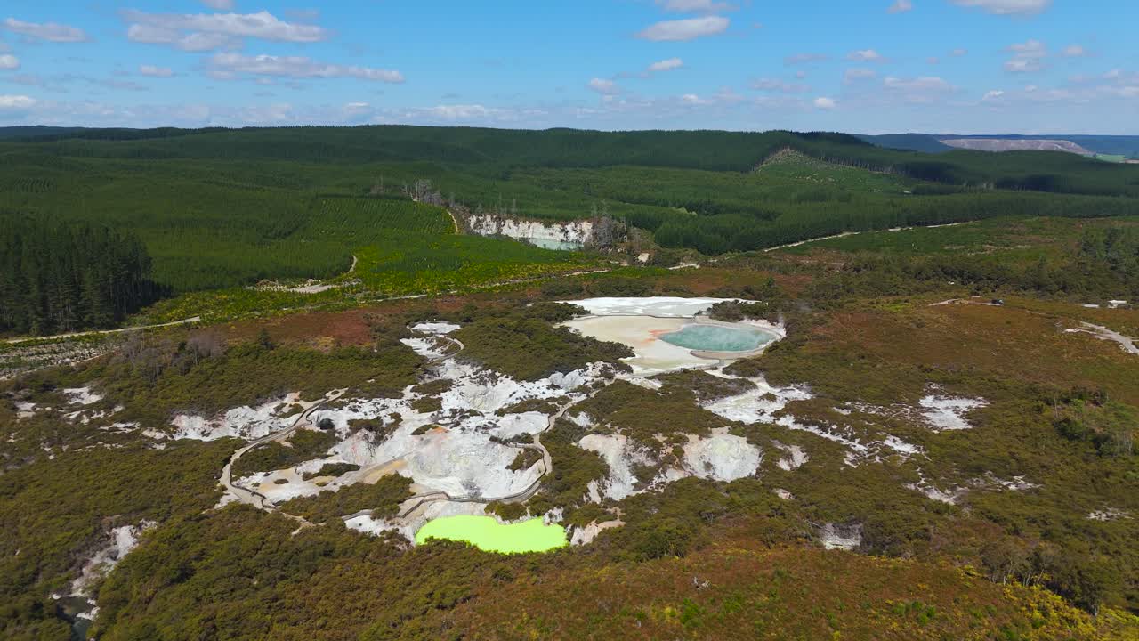 Luftaufnahme über das Wai-O-Tapu Thermal Wonderland in Rotorua, Neuseeland.