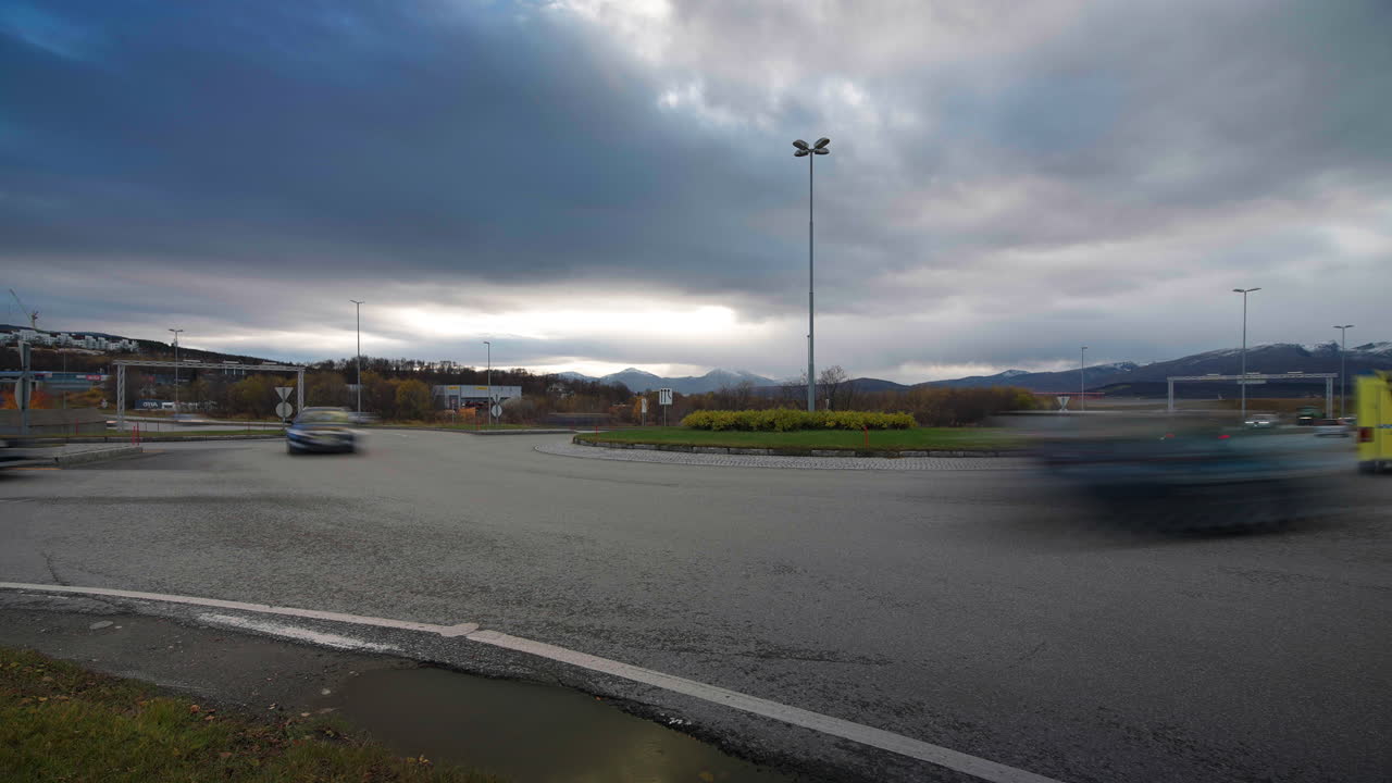 둥근 교차로에서 차량 교통 흐름의 긴 노출 시간, 구름이 많은 날씨