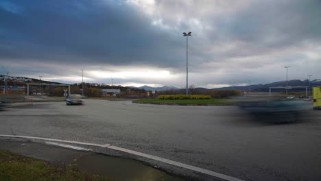 Langzeitbelichtungszeitraffer-Des-Fahrzeugverkehrsflusses-Am-Kreisverkehr,-Bewölktes-Wetter