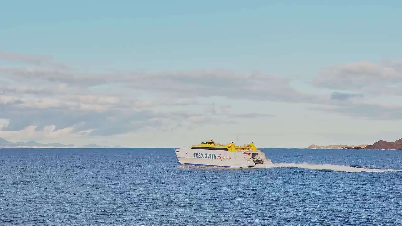Færge sejler på det blå vand nær De Kanariske Øer i Spanien