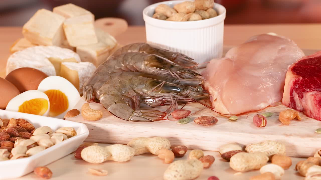 다양한 고기, 견과류, 유제품