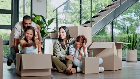 Familia-Feliz,-Nuevo-Hogar-Y-Caja-De-Empuje-Con-Niña