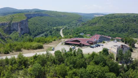 hotel nacional de cuevas cerca de la cueva de prohodna en karlukovo, en el norte de bulgaria central