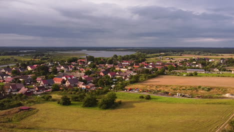 Weltyn,-Ländliches-Dorf,-Badet-In-Der-Sonne,-Während-Der-Sturm-Aufzieht