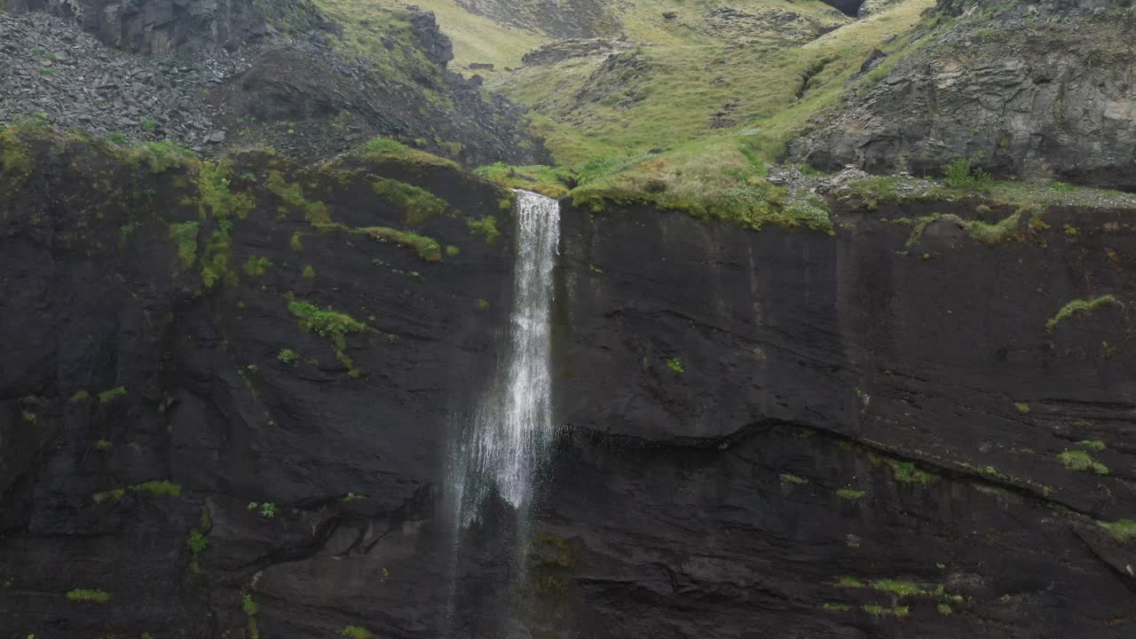 pequeña cascada en islandia con video de drones en un solo lugar